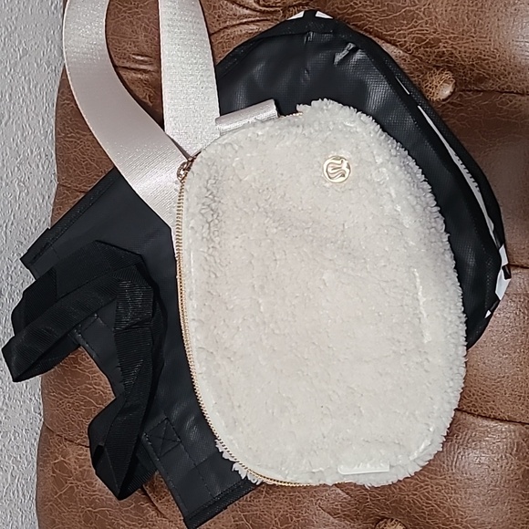lululemon athletica Everywhere Belt Bag 1LFleece - Picture 6 of 6